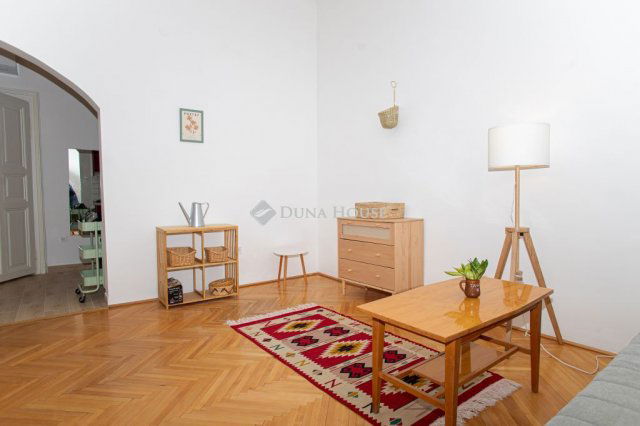 Eladó téglalakás, Budapesten, VI. kerületben 63.9 M Ft, 1 szobás