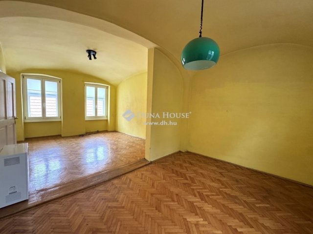 Eladó családi ház, Egerben 218 M Ft, 8 szobás