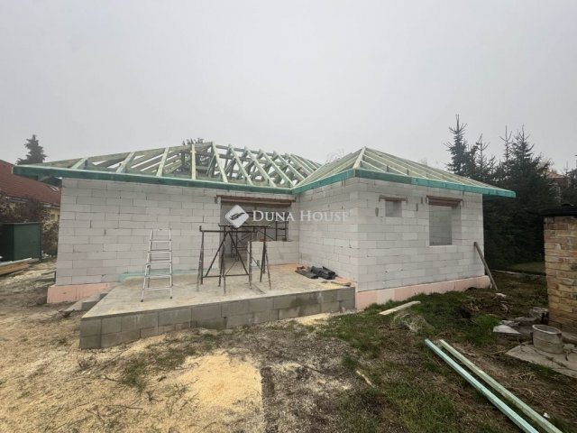 Eladó téglalakás, Bicskén 99.9 M Ft, 3 szobás
