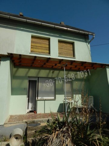 Eladó sorház, Lábatlanon, Vasút utcában 44.5 M Ft, 3 szobás