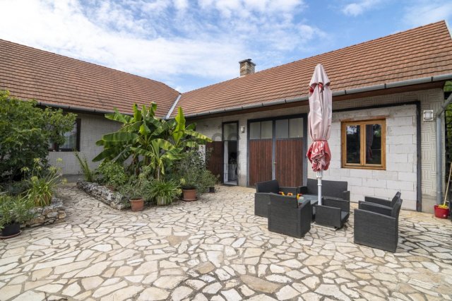 Eladó családi ház, Dánszentmiklóson 88.8 M Ft, 5 szobás