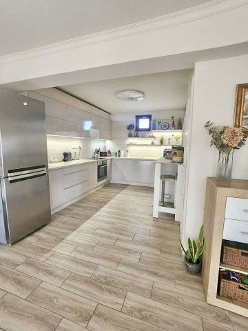 Eladó családi ház, Pécsett 219.9 M Ft, 6 szobás