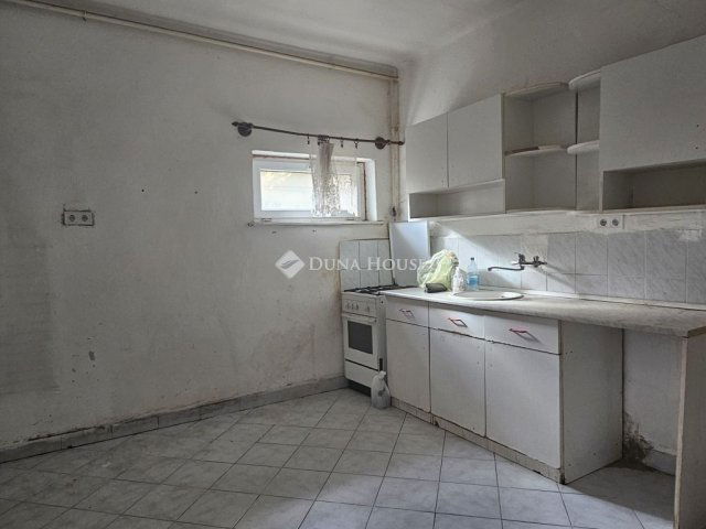 Eladó családi ház, Pécsett 85 M Ft, 7 szobás