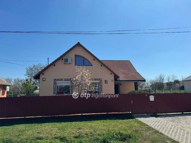 Eladó családi ház, Tápiószelén 99 M Ft, 4 szobás