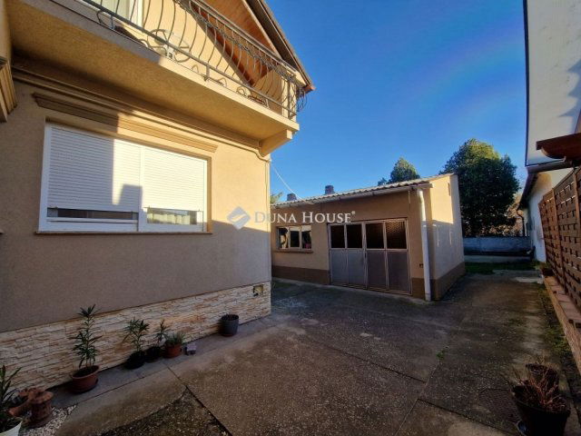 Eladó téglalakás, Baján 95 M Ft, 6 szobás