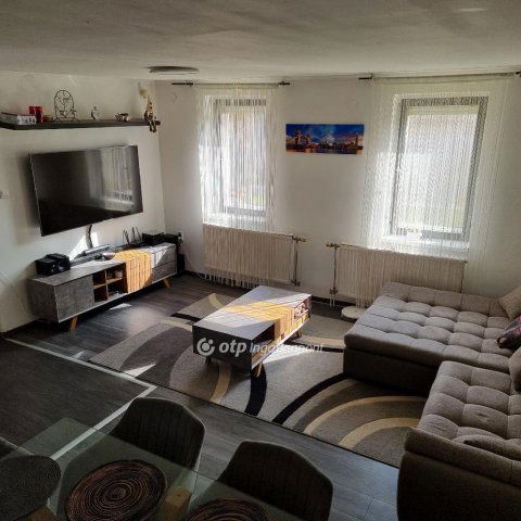 Eladó családi ház, Felsőpakonyban 109.8 M Ft, 6+1 szobás