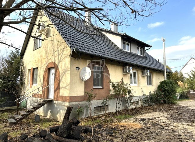 Eladó családi ház, Magyaralmáson 65.9 M Ft, 6 szobás