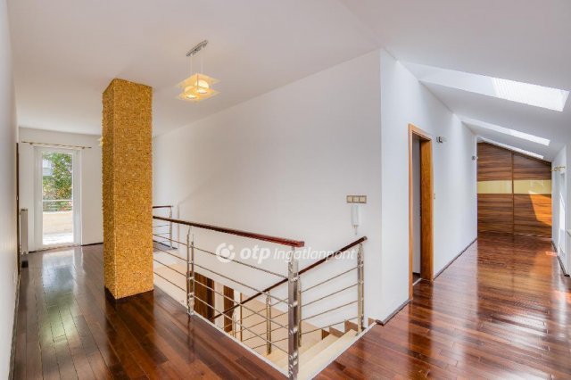 Eladó családi ház, Telkin 399.9 M Ft, 6 szobás