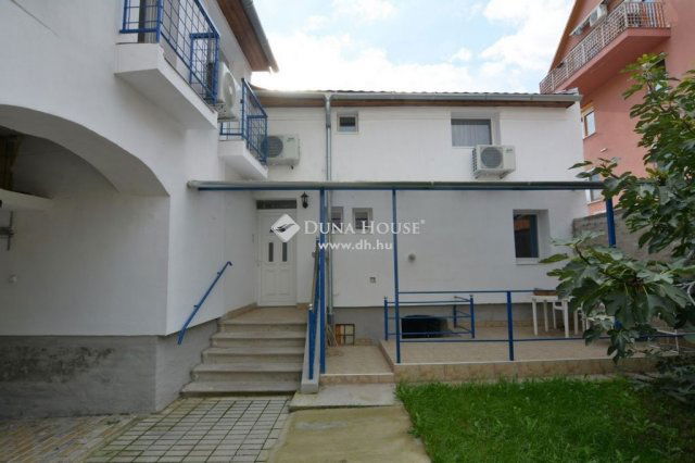 Eladó családi ház, Kecskeméten 80 M Ft, 8 szobás