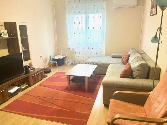 Eladó panellakás, Pécsett 52.9 M Ft, 4 szobás