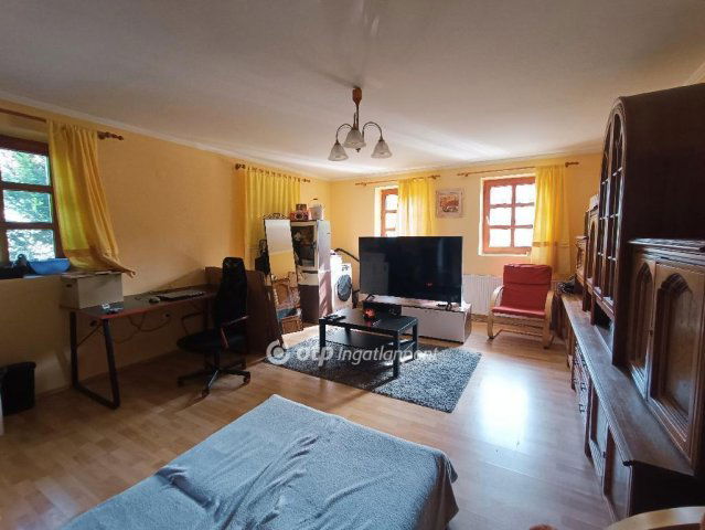 Eladó családi ház, Vértesbogláron 89.9 M Ft, 8 szobás