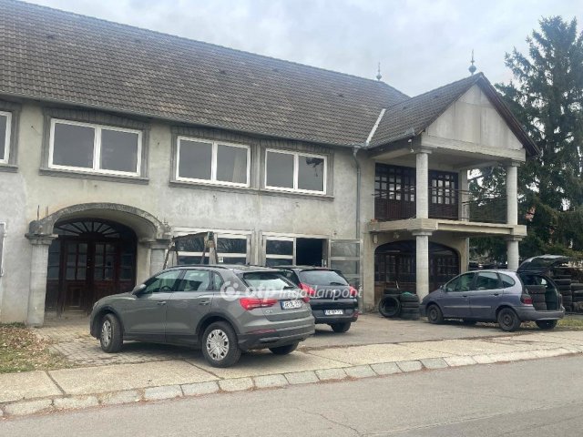 Eladó sorház, Pécsett 215 M Ft, 12+2 szobás