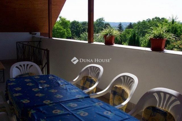 Eladó családi ház, Balatonföldváron 199.9 M Ft, 9 szobás