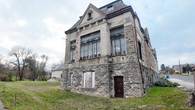 Eladó családi ház, Bakonybánkon 135 M Ft, 9+4 szobás