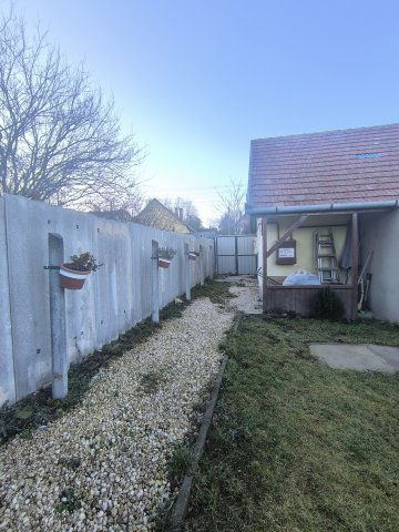 Eladó családi ház, Ercsiben 35 M Ft, 2 szobás