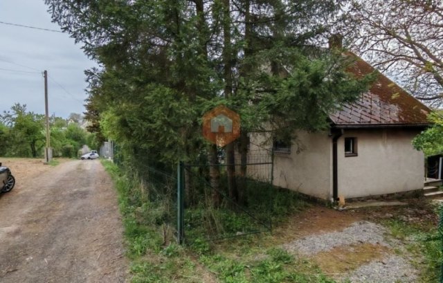 Eladó családi ház, Pécsett 16.5 M Ft, 2 szobás