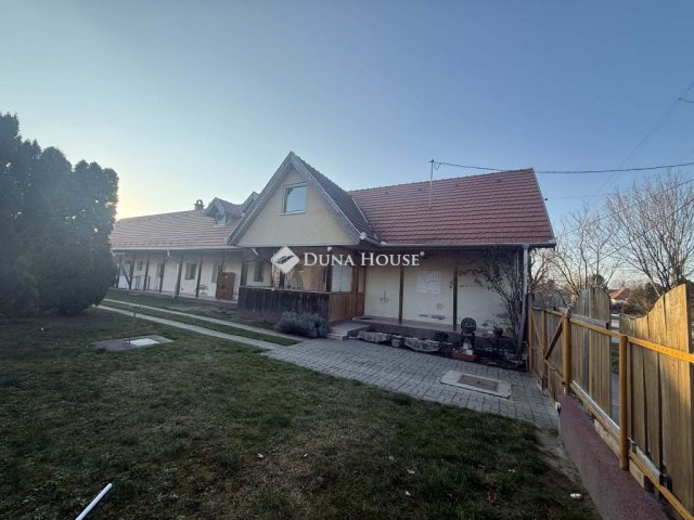 Eladó családi ház, Etyeken, Deák Ferenc utcában 67 M Ft