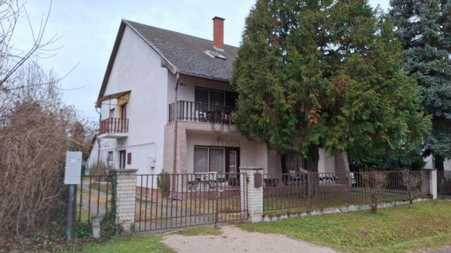 Eladó ikerház, Balatonföldváron 90 M Ft, 4 szobás
