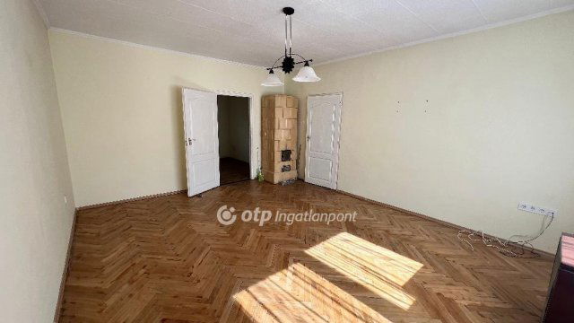 Eladó téglalakás, Pápán 42.9 M Ft, 2 szobás