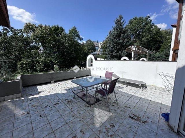 Eladó téglalakás, Pécsett 98.9 M Ft, 6 szobás
