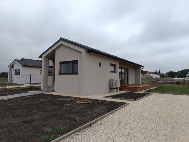 Eladó családi ház, Kunszálláson 71.9 M Ft, 4+1 szobás