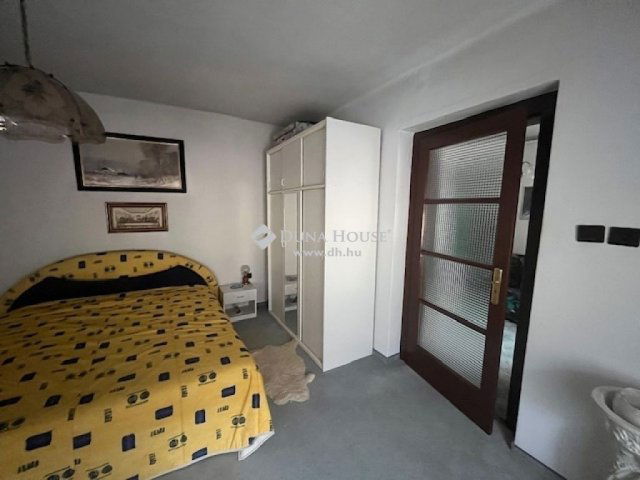 Eladó családi ház, Pécsett 65 M Ft, 4 szobás