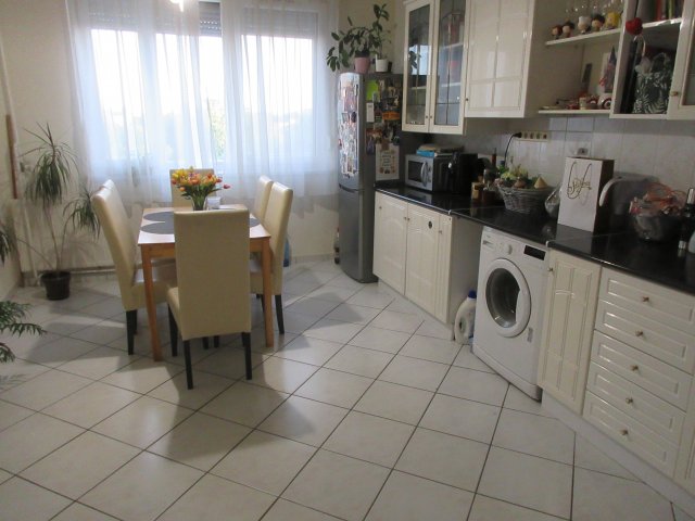 Kiadó panellakás, albérlet, Debrecenben 200 E Ft / hó, 3 szobás