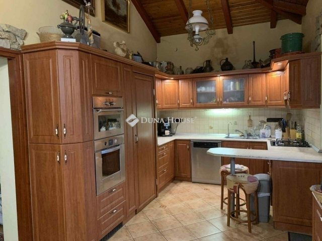 Eladó családi ház, Vecsésen 149.9 M Ft, 5 szobás