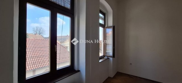 Eladó téglalakás, Pécsett 62.99 M Ft, 3 szobás