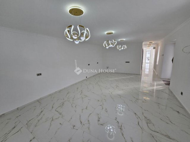 Eladó családi ház, Lajoskomáromban 53.5 M Ft, 4 szobás