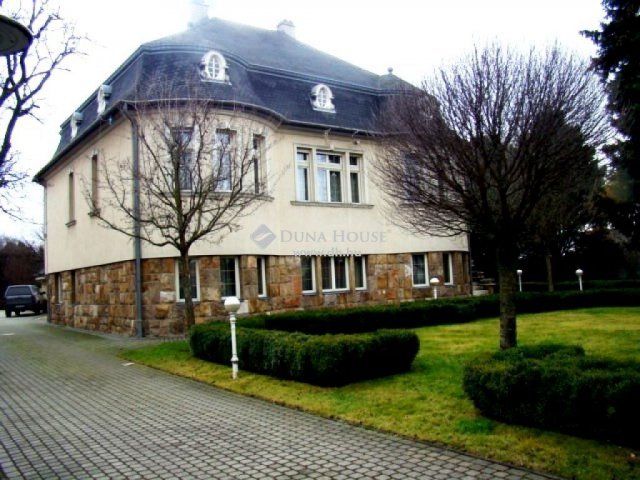 Eladó családi ház, Üllőn 303 M Ft, 12 szobás