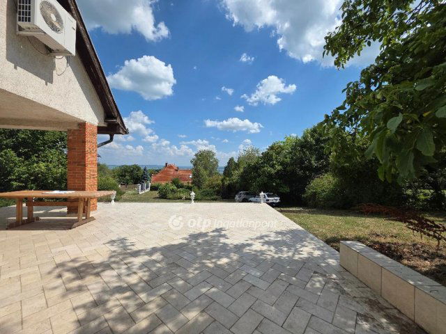 Eladó családi ház, Révfülöpön 139.9 M Ft, 6 szobás