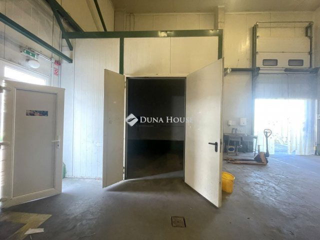Kiadó ipari ingatlan, Mórahalmon, Röszkei úton 900 E Ft / hó