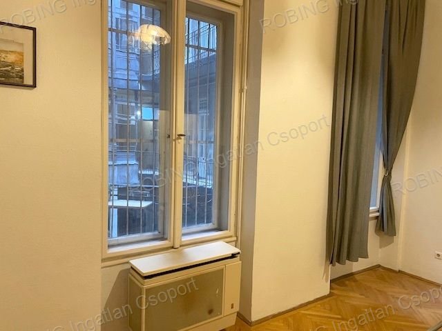 Eladó téglalakás, Budapesten, V. kerületben, Ferenciek terén