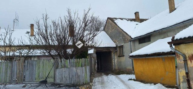 Eladó téglalakás, Mohácson, Kossuth Lajos utcában 10 M Ft