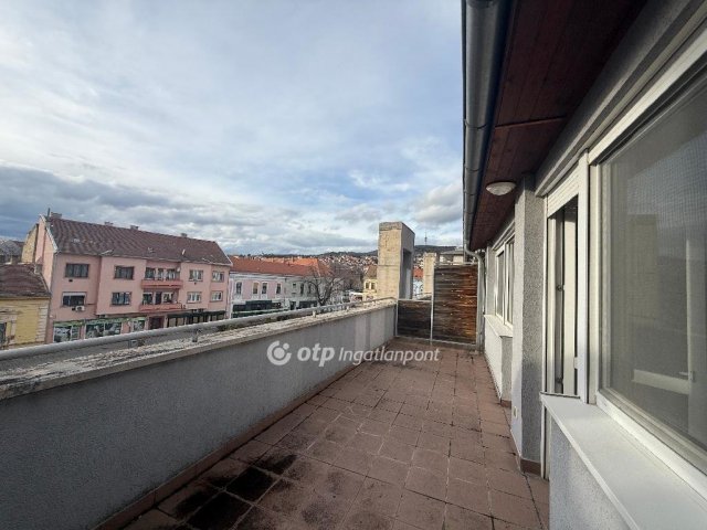 Eladó téglalakás, Pécsett 75 M Ft, 2+1 szobás