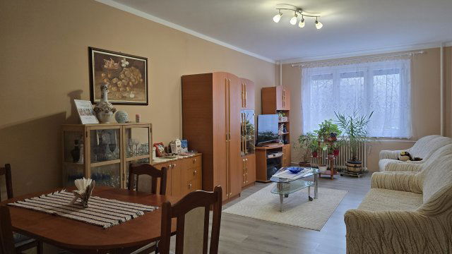 Eladó panellakás, Dunaújvárosban, Derkovits utcában 35 M Ft