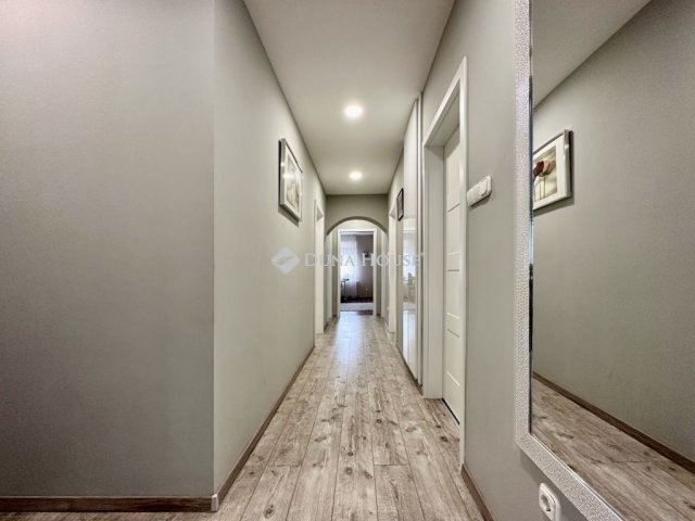 Eladó családi ház, Pécsett 250 M Ft, 9 szobás