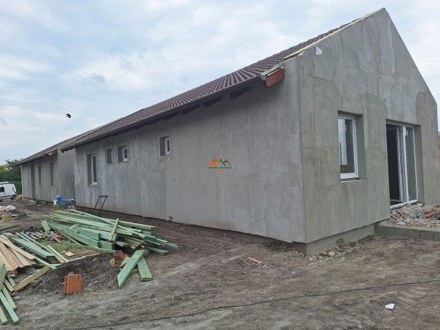 Eladó ikerház, Kiskunlacházán 66 M Ft, 4 szobás