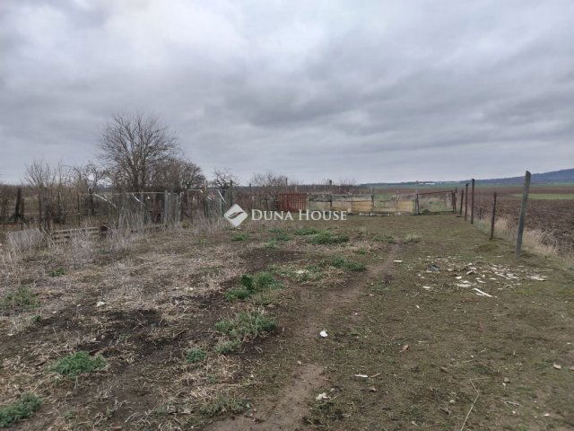 Eladó családi ház, Garén 14 M Ft, 2 szobás