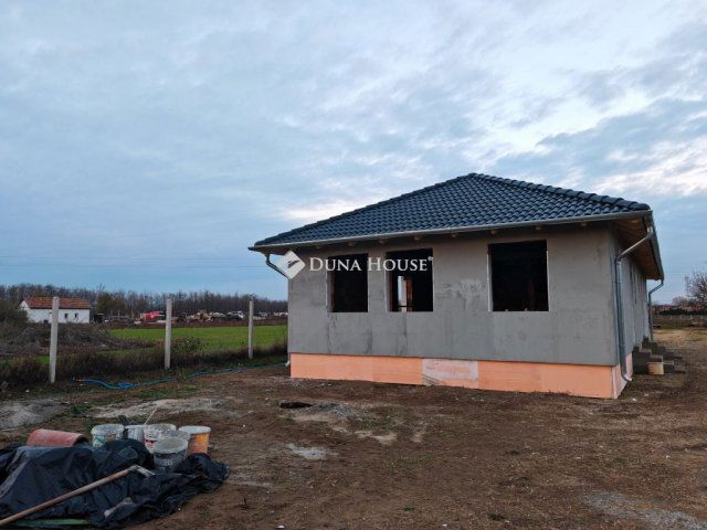 Eladó ikerház, Pilisen 34.5 M Ft, 2 szobás / költözzbe.hu