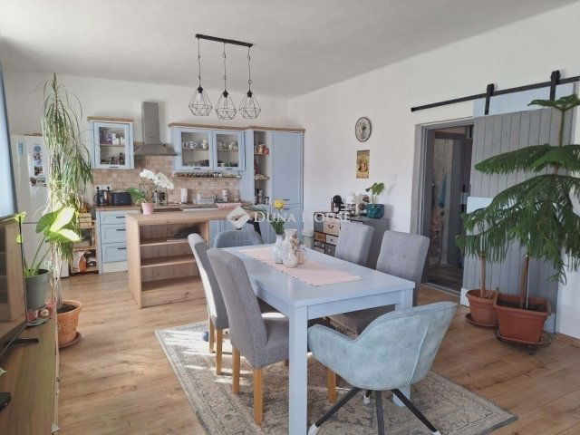 Eladó családi ház, Pécsett 86.9 M Ft, 3 szobás