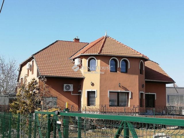 Eladó családi ház, Miskolcon 150 M Ft, 10 szobás