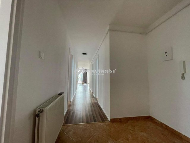 Eladó téglalakás, Szegeden 62 M Ft, 3 szobás