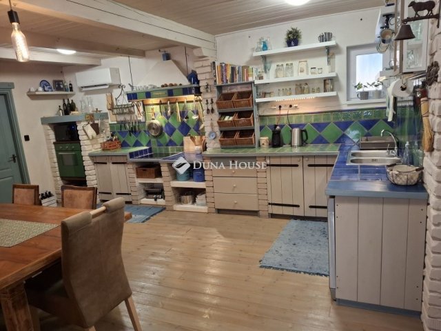 Eladó családi ház, Velencén 179 M Ft, 6 szobás