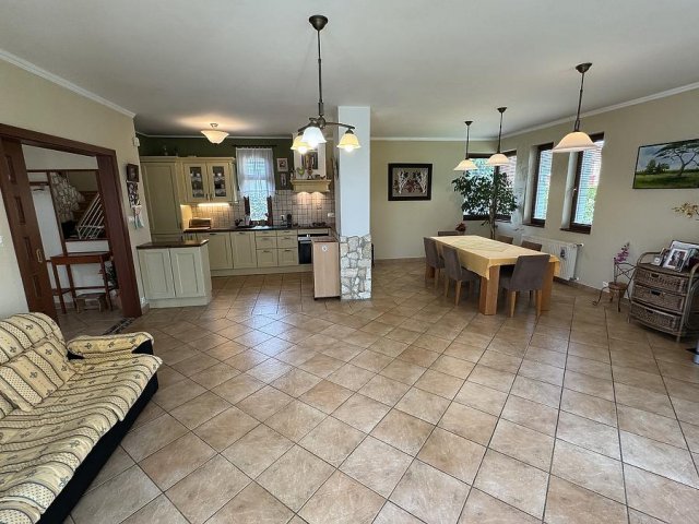 Eladó családi ház, Ürömön 438 M Ft, 8 szobás