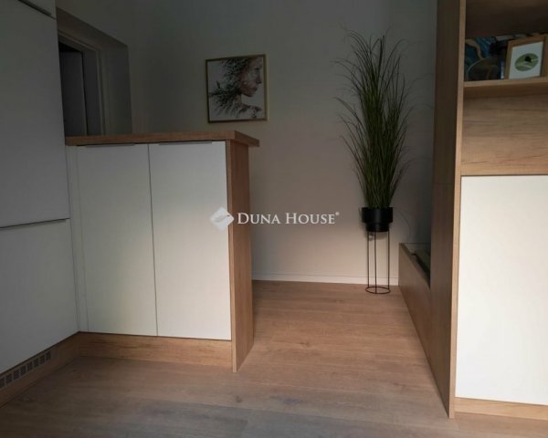 Eladó téglalakás, Pécsett 42.9 M Ft, 1 szobás