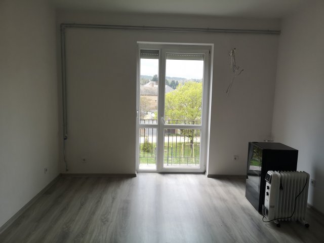Eladó téglalakás, Zircen 30.99 M Ft, 1 szobás