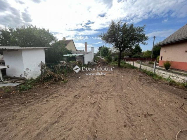 Eladó nyaraló, Szabadbattyánban 14.9 M Ft, 2 szobás