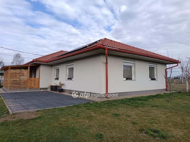 Eladó családi ház, Mikepércsen 103 M Ft, 4 szobás